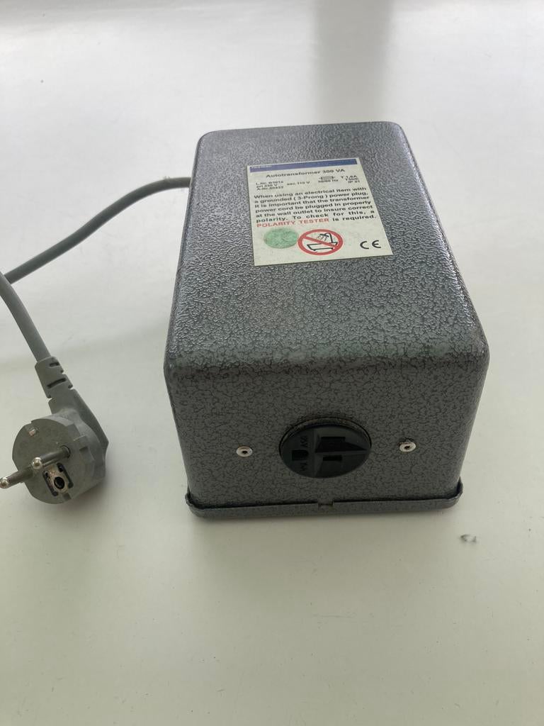 Transformateur international 230-110 V 3 broches., Utilisé