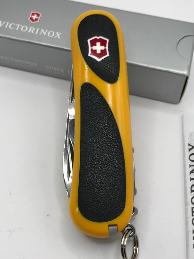 Victorinox Zakmes Delemont Evolution S10 Yellow Discontinued, Ophalen of Verzenden, Nieuw