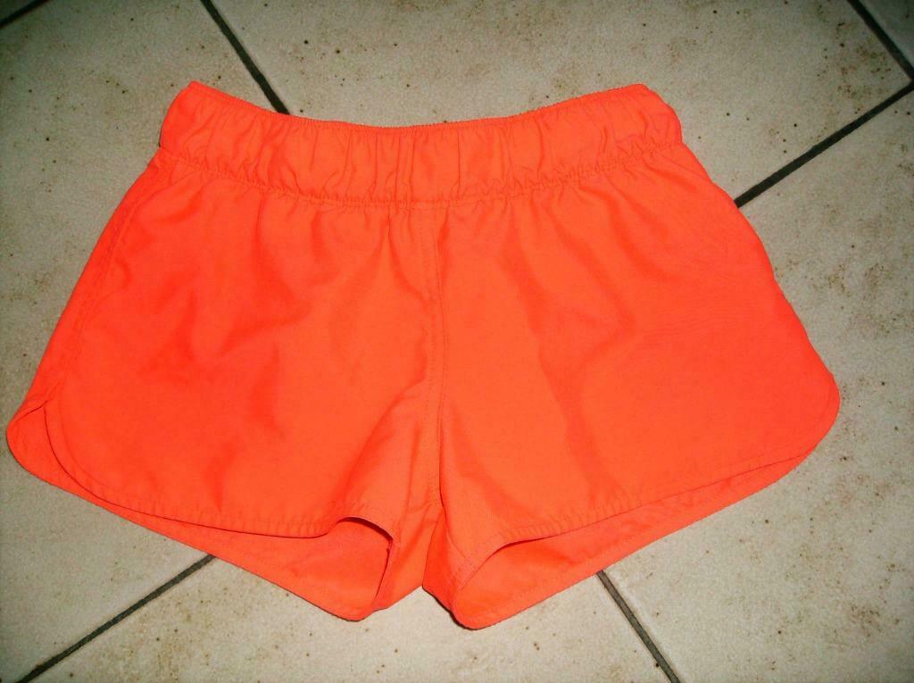 rood shortje mt 140, Enlèvement ou Envoi, Utilisé, Fille