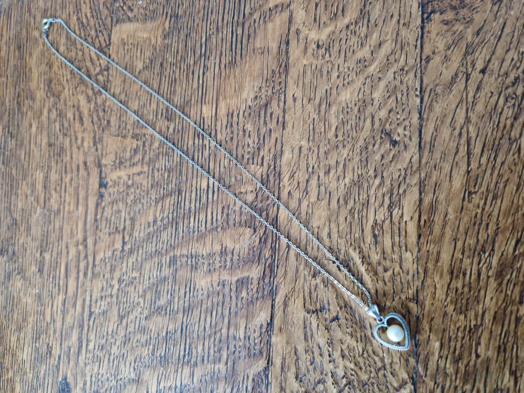 Ketting met zilveren hartvormige hanger, Gebruikt, Ophalen of Verzenden, Hart, Met parel