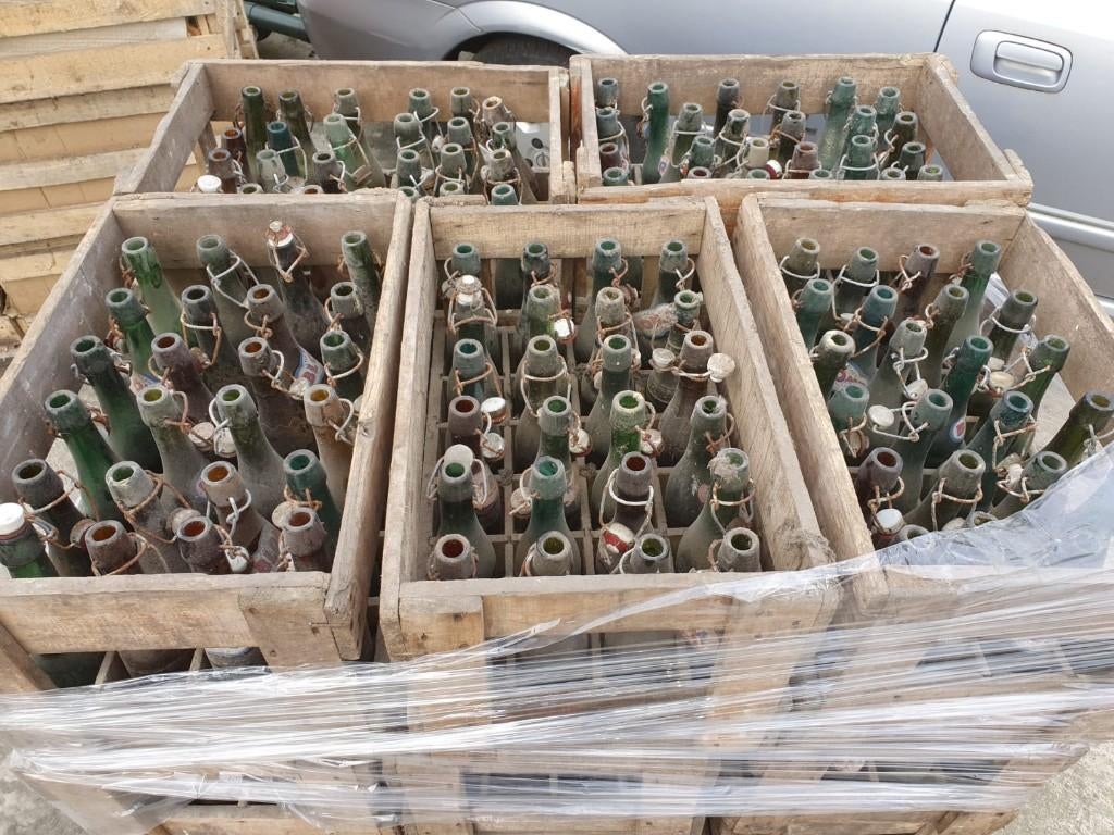 Oude flessen in krat, Ophalen, Gebruikt, Flesje(s)