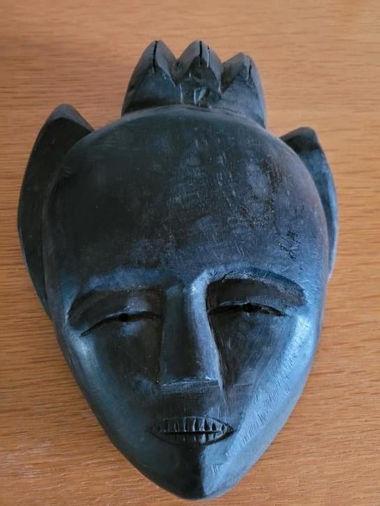 Masque africain en ébène, Enlèvement