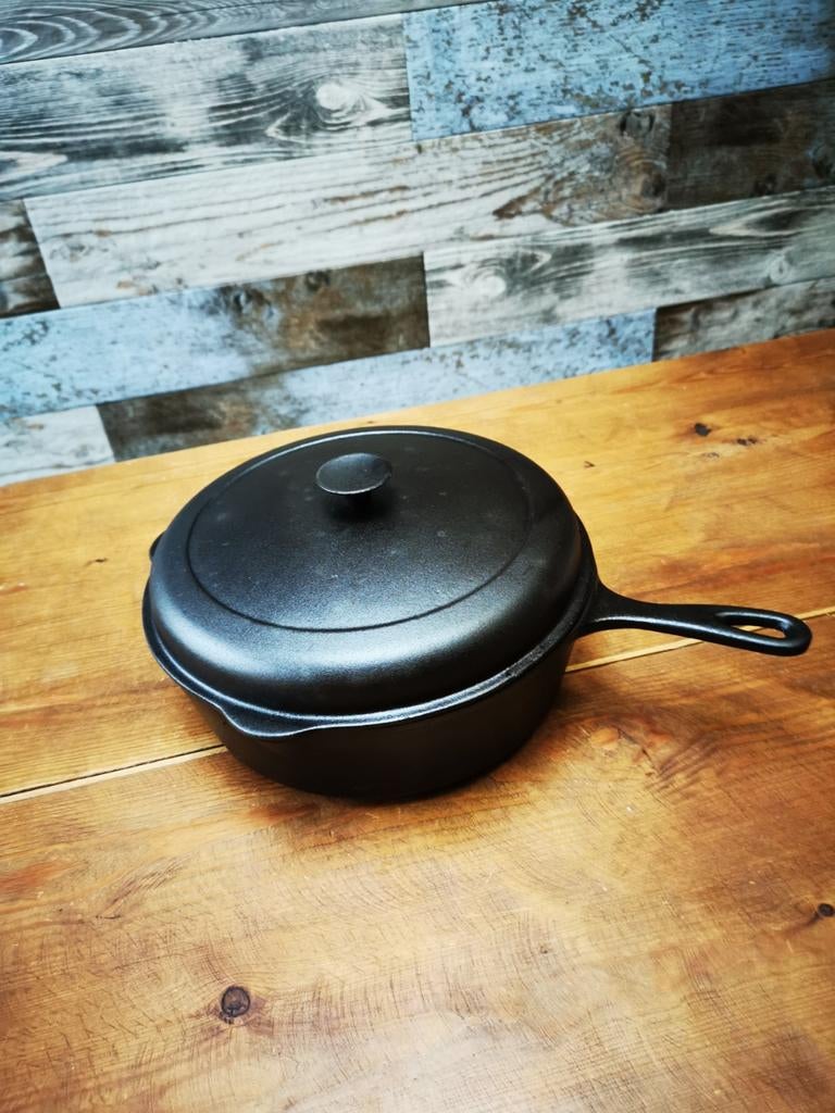 Le creuset Dutch oven skillet, Huis en Inrichting, Keuken | Potten en Pannen, Ophalen of Verzenden, Gietijzer