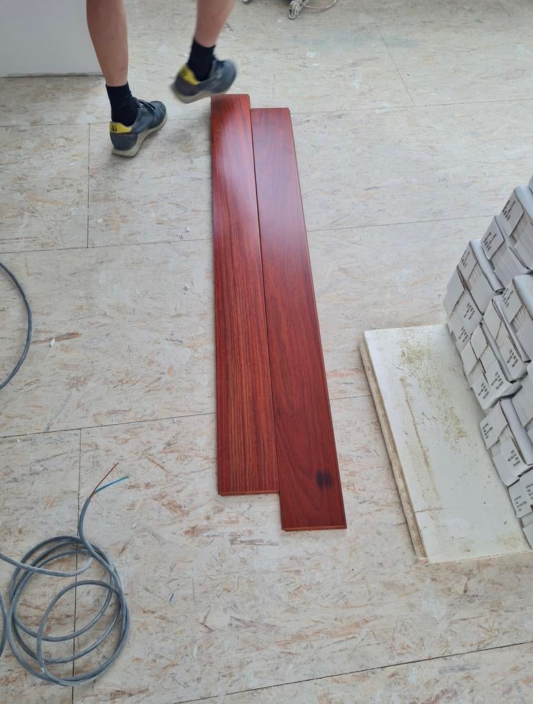 Parquet massif en padouk vernis neuf, Bricolage & Construction, Bois & Planches, Neuf, Planche, 200 à 250 cm, Autres essences de bois