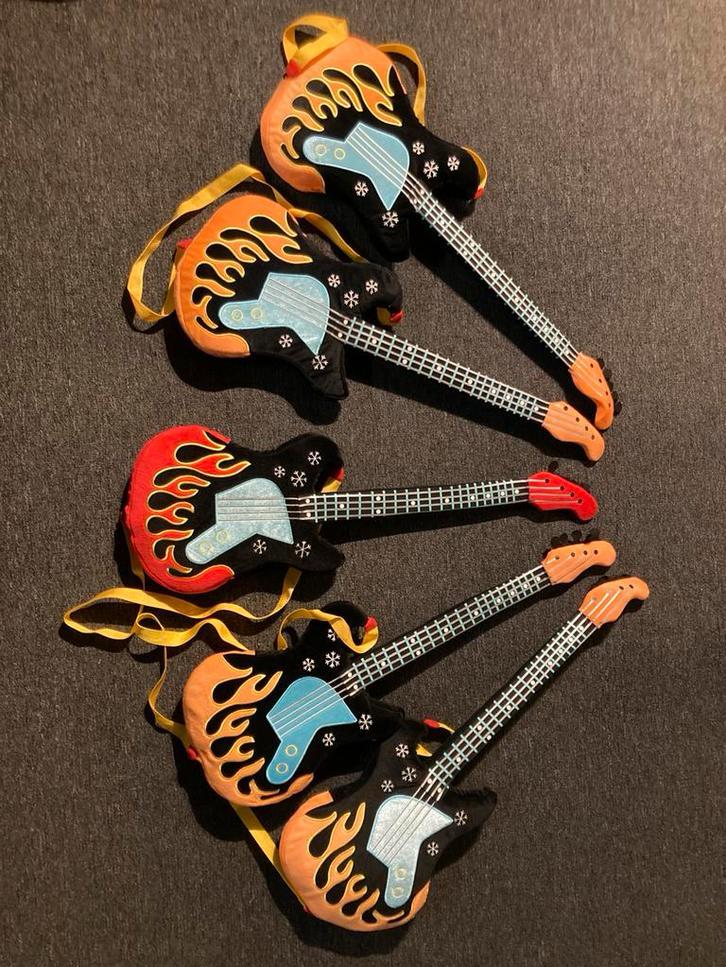 Speelgoed gitaar 4 stuks (1 verkocht), Enlèvement, Comme neuf