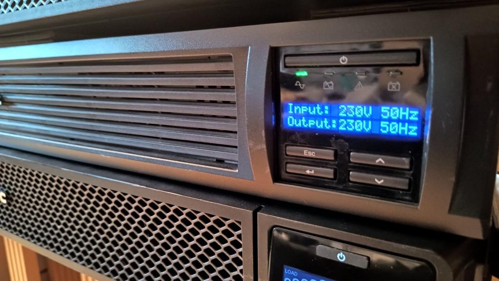 UPS APC SMT3000RMI/2700W - Batteries neuves - 2U, Informatique & Logiciels, Enlèvement ou Envoi, Utilisé