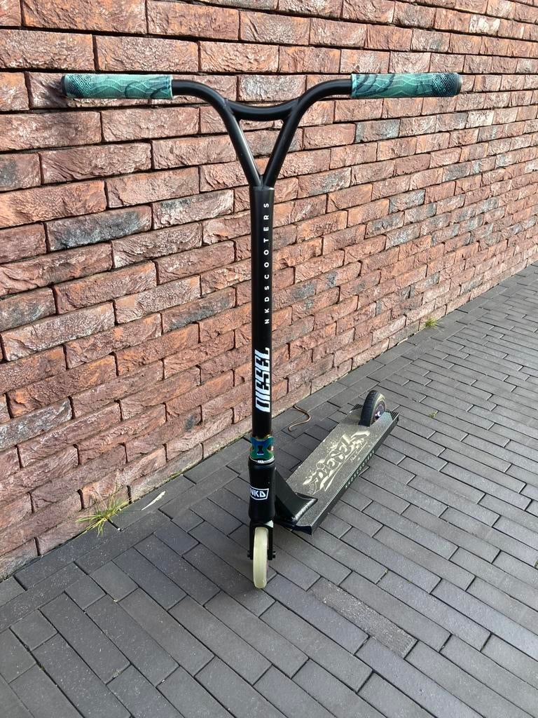 NKD Diesel Stuntstep Black-Neo, Fietsen en Brommers, Ophalen, Zo goed als nieuw