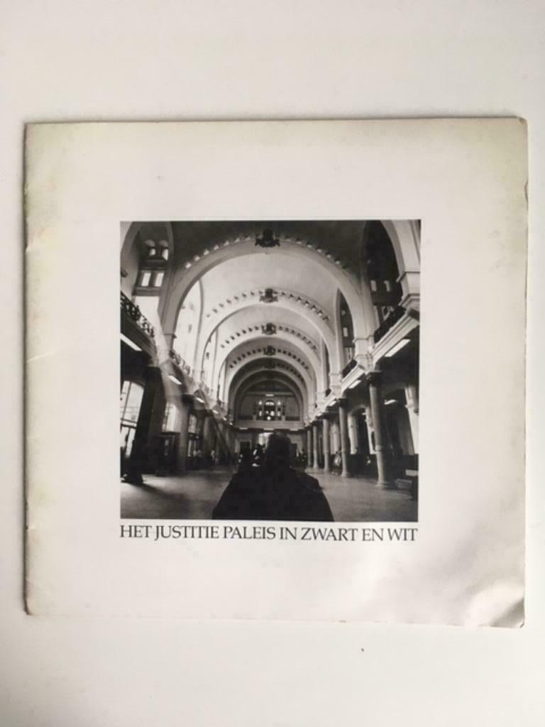 Paule Pia - Het justitiepaleis in zwart en wit, Livres, Art & Culture | Photographie & Design, Utilisé, Photographes, Enlèvement ou Envoi