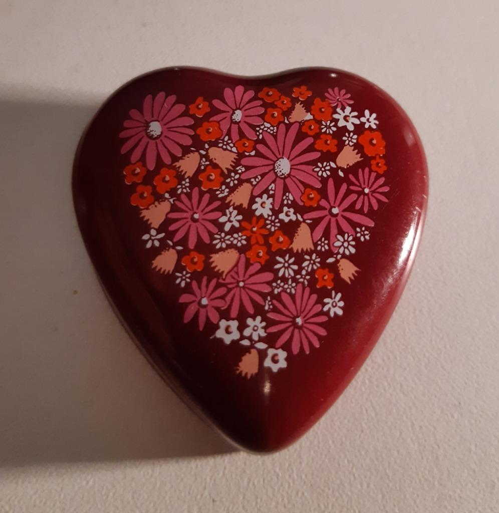 Petite boite métallique en forme de coeur, Enlèvement ou Envoi, Utilisé