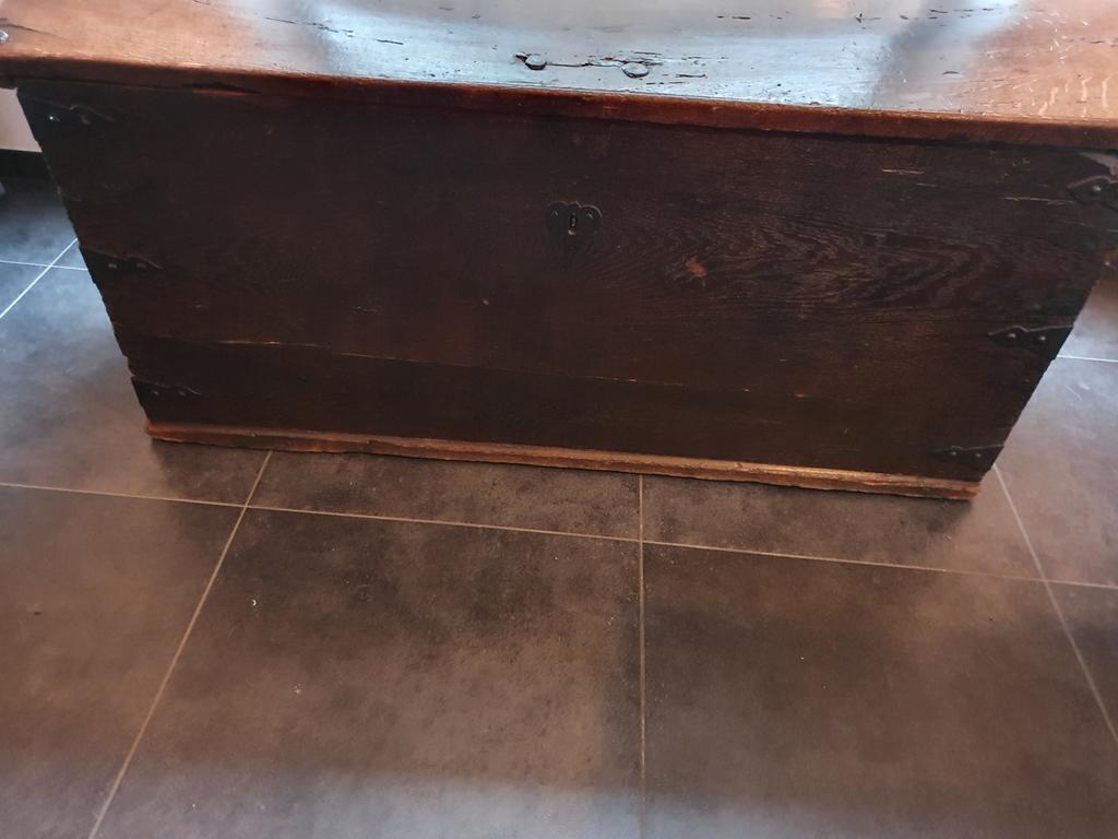 Très ancien coffre, Enlèvement