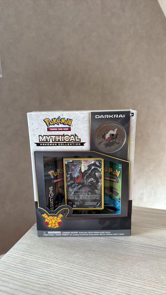 Mythical premium collection Darkrai, Hobby en Vrije tijd, Verzamelkaartspellen | Pokémon, Ophalen, Zo goed als nieuw