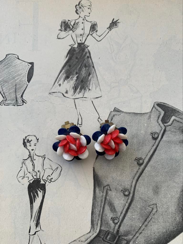 Clips d'oreilles vintage bleu blanc rouge, Bijoux, Sacs & Beauté, Boucles d'oreilles, Puces ou Clous, Enlèvement ou Envoi, Utilisé