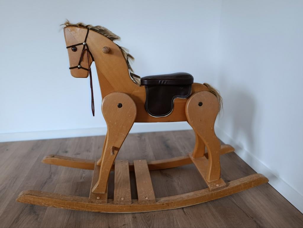 Cheval a bascule avec selle en cuir, Ophalen