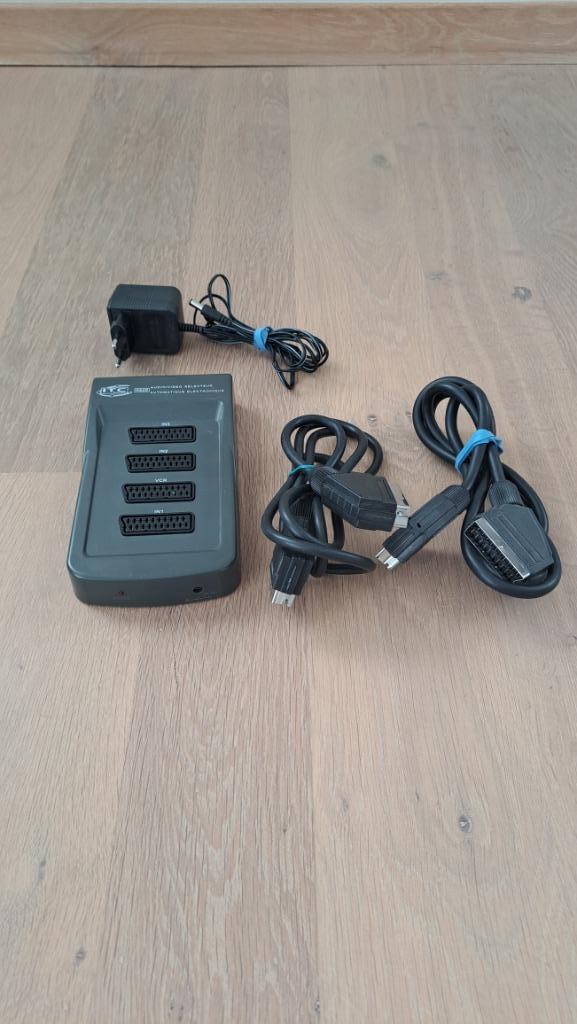 Scart verdeeldoos + 2 scart kabels, Ophalen of Verzenden, Zo goed als nieuw, Tv-kabel