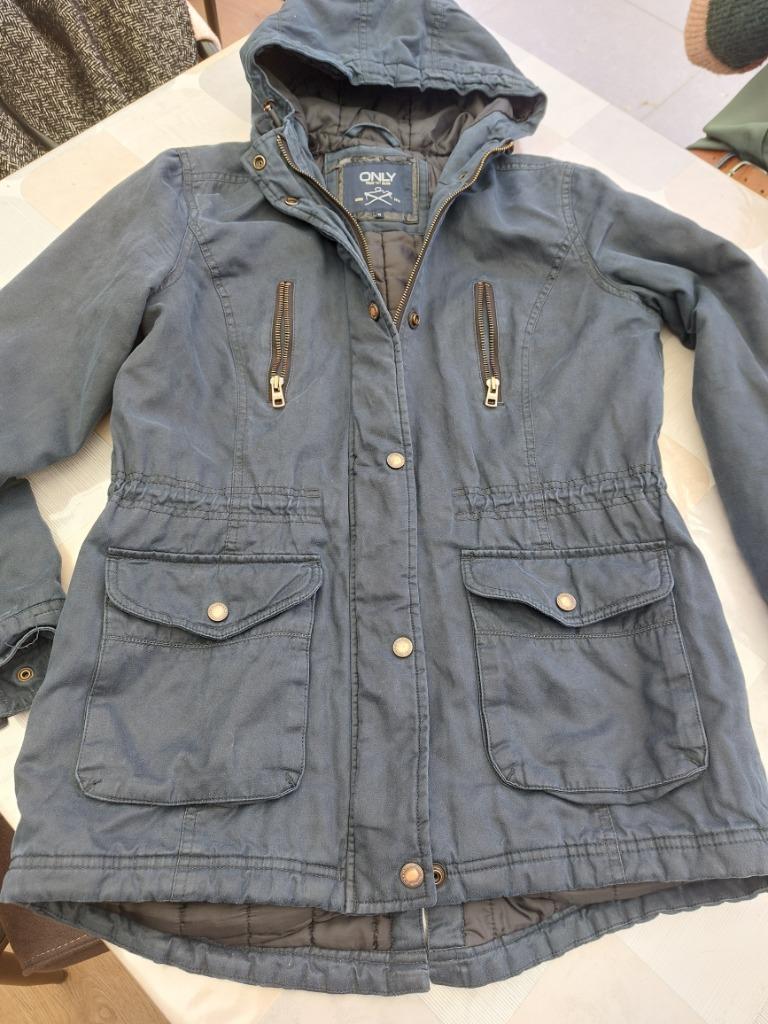 donkerblauwe jas ONLY in maat M, Kleding | Dames, Ophalen of Verzenden, Gedragen, Maat 38/40 (M), Blauw