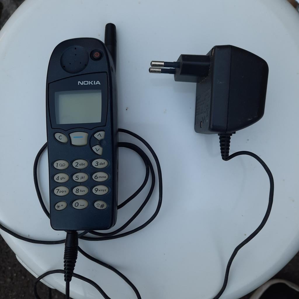 Nokia gsm ( vintage ) met lader . Weet niet of hij nog werkt, Ophalen of Verzenden, Gebruikt