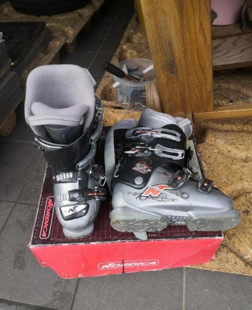 BOTTINES SKI ENFANTS 23, Sports & Fitness, Enlèvement, Comme neuf, Ski, Nordica