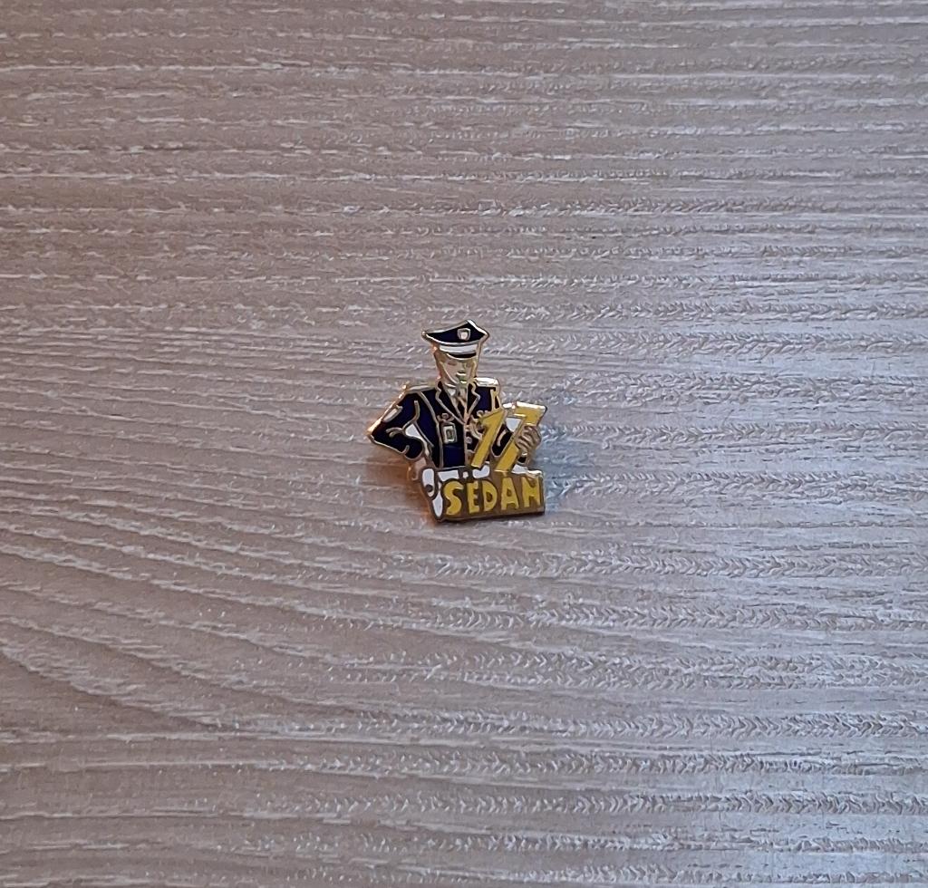 PIN - SEDAN - FRANCE - FRANKRIJK - POLICE - POLITIE, Verzenden, Gebruikt, Stad of Land, Speldje of Pin