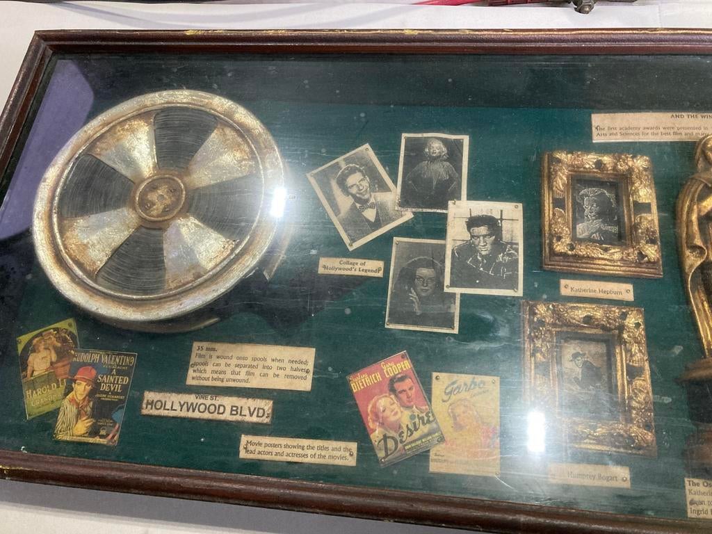 Ingelijste verzameling film in oud vitrine kastje, Ophalen, Gebruikt, Film