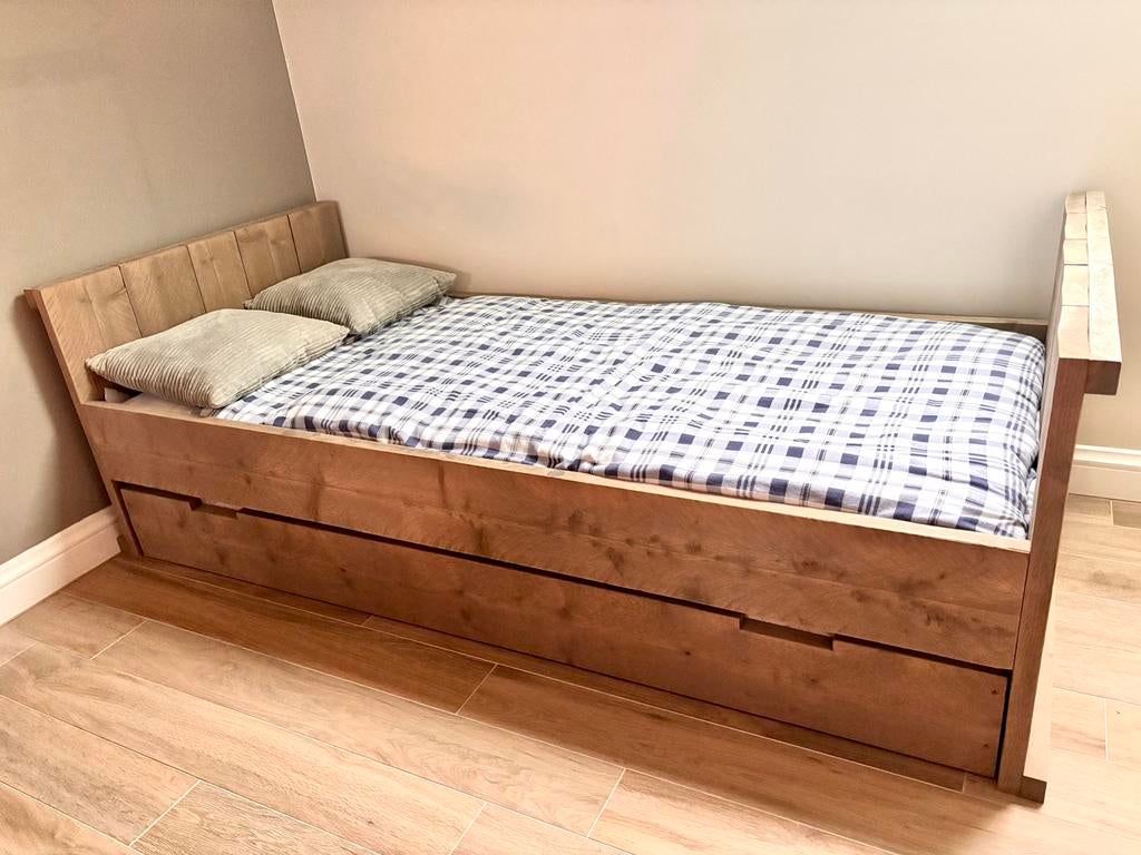 Steigerhouten eenpersoonsbed met uitschuifbare lattenbodem, Ophalen, Zo goed als nieuw