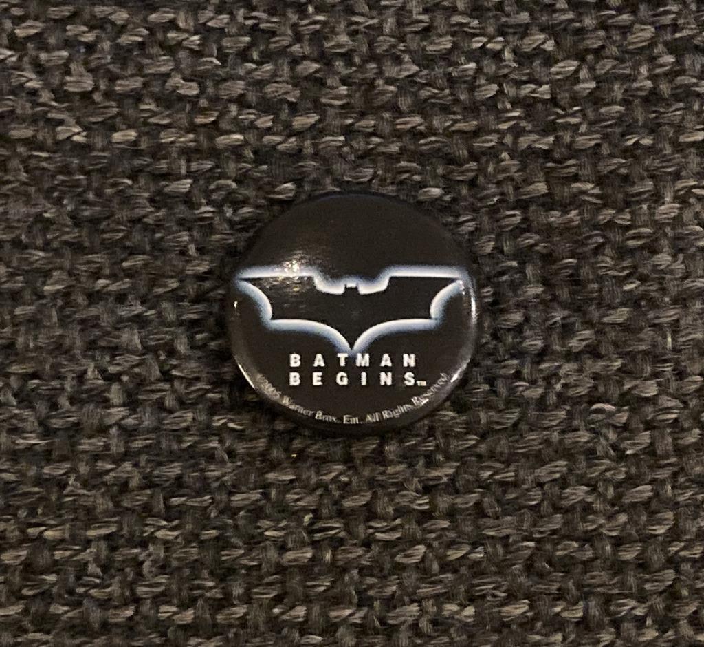 BUTTON - BROCHE - BADGE - BATMAN BEGINS, Verzenden, Gebruikt, Overige onderwerpen, Button