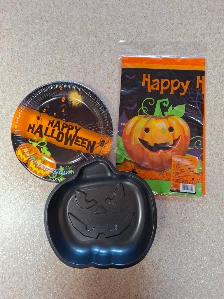 Moules à gâteau + nappe + assiettes Halloween, Ophalen, Zo goed als nieuw