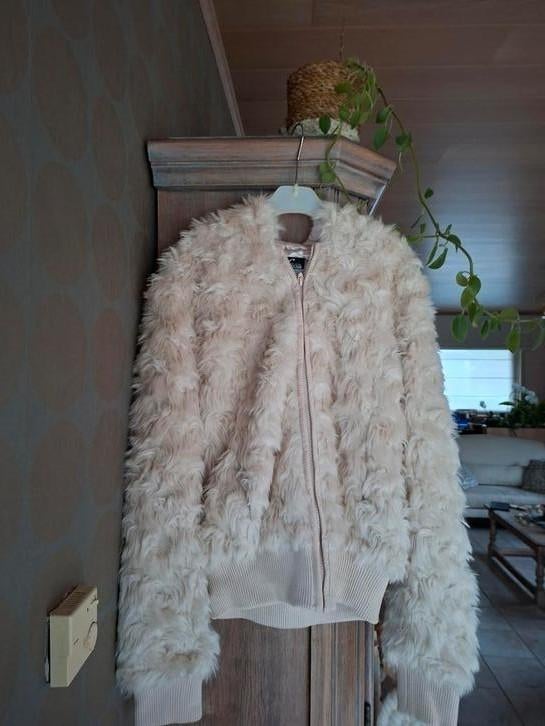 Beige fluffy jasje maat medium - nieuw!, Kleding | Dames, Ophalen, Nieuw, Beige