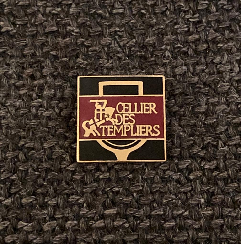 PIN - CELLIER DES TEMPLIERS - VIN - WIJN - WINE, Envoi, Utilisé, Autres sujets/thèmes, Insigne ou Pin's