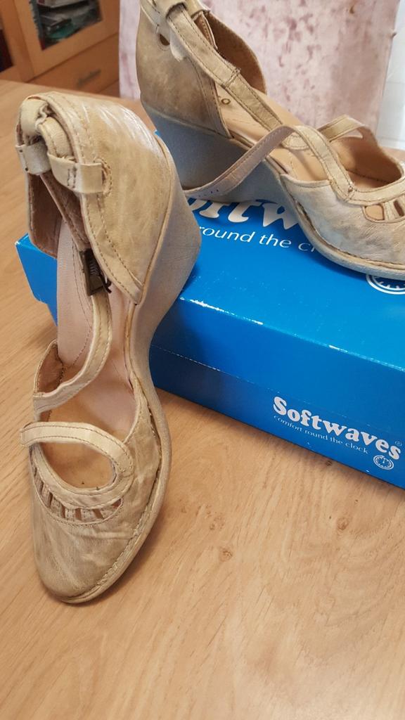 chaussure dame cuir beige neuve  point 38 pour 10  euros, Enlèvement, Neuf, Beige