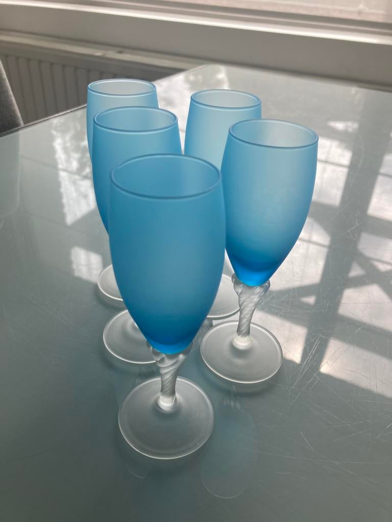 Set van 5 mat blauwe glazen op gedraaide voet, Ophalen, Zo goed als nieuw