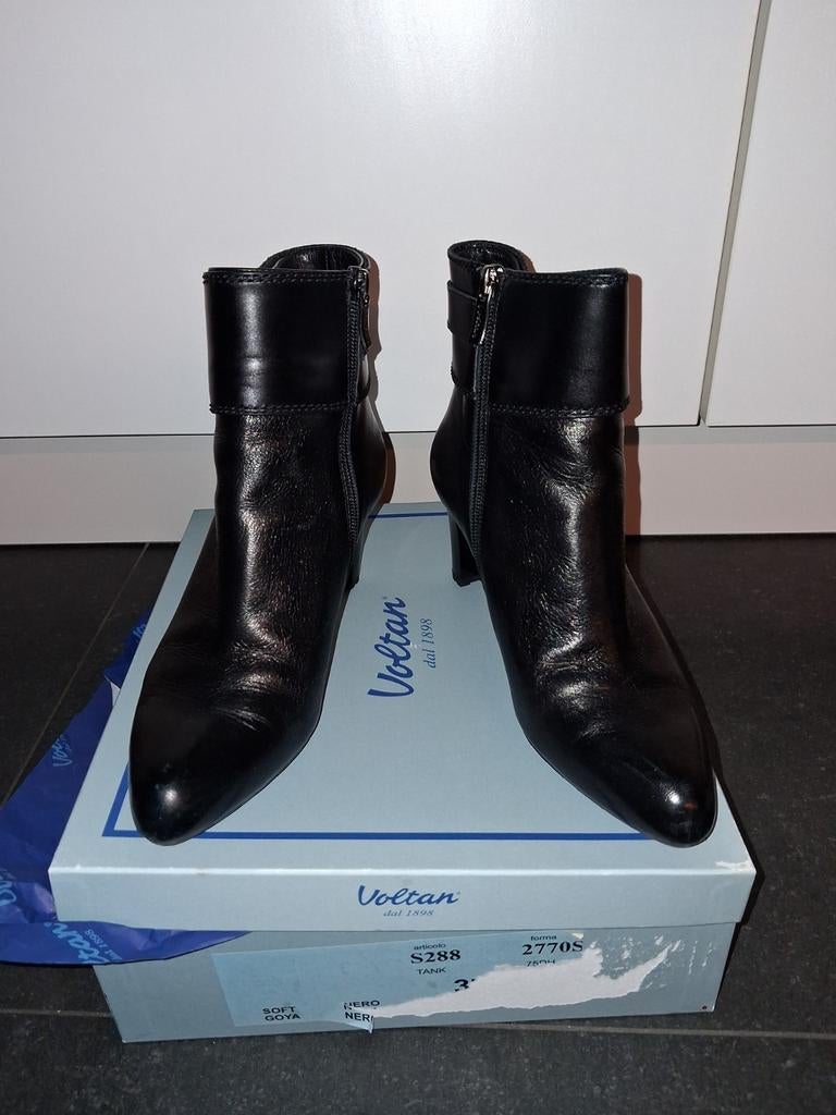 Bottillons noirs avec boucle Voltan  taille 37, Zwart, Lage of Enkellaarzen, Nieuw, Voltan