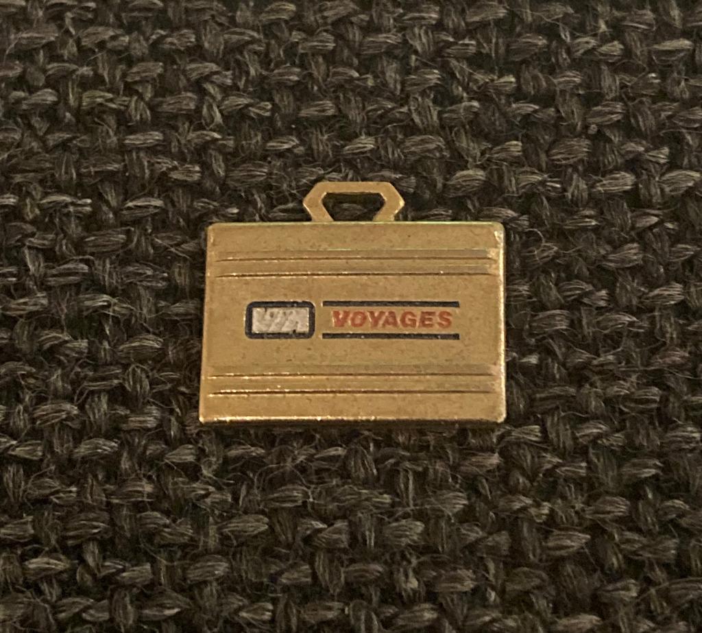 PIN - VOYAGES - VALISE - KOFFER, Envoi, Utilisé, Autres sujets/thèmes, Insigne ou Pin's