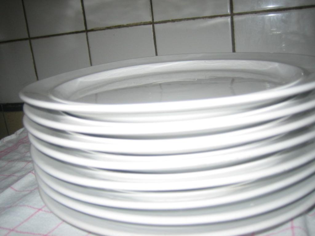 "Tulowice"(stone ware) set van 8  grote platte witte borden, Enlèvement