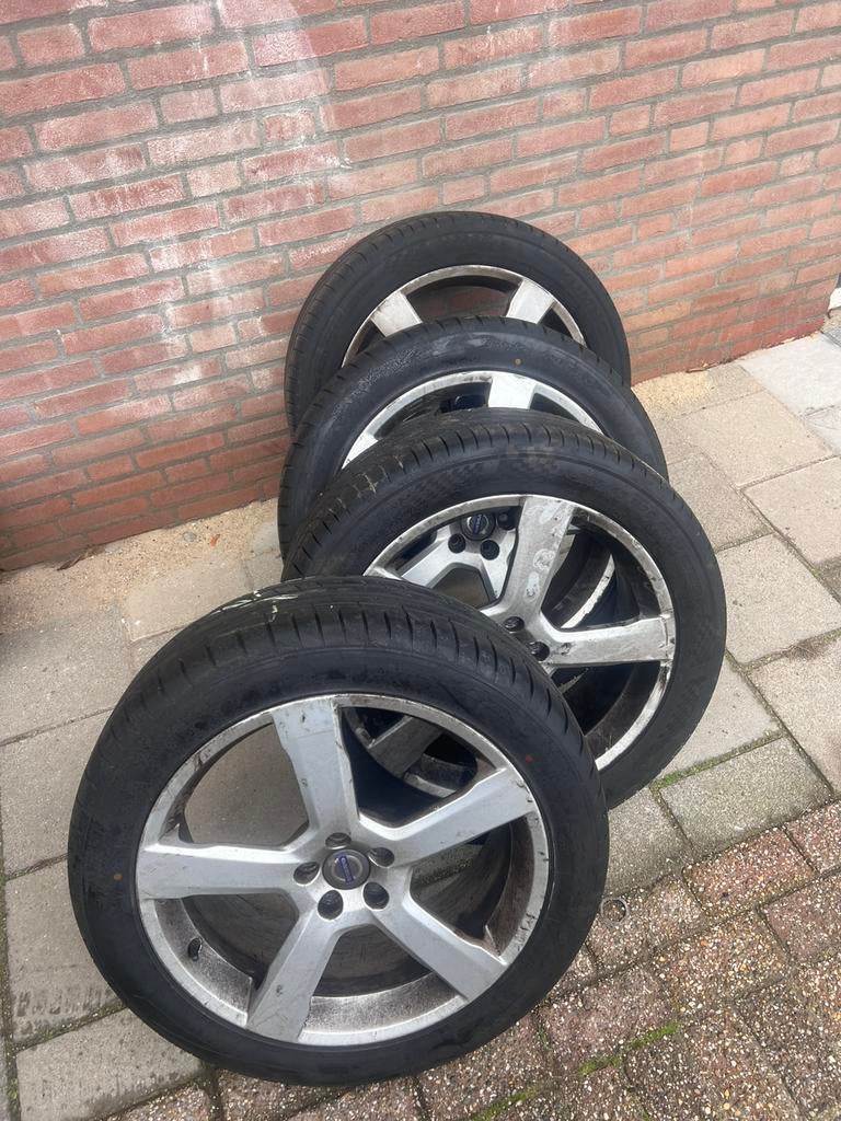 Volvo banden 255x45x20, Ophalen of Verzenden