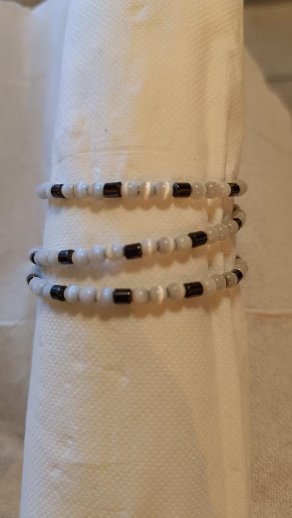 Armband met witte en grijze parels.   🤩, Handtassen en Accessoires, Armbanden, Wit, Kunststof of Plastic, Ophalen of Verzenden