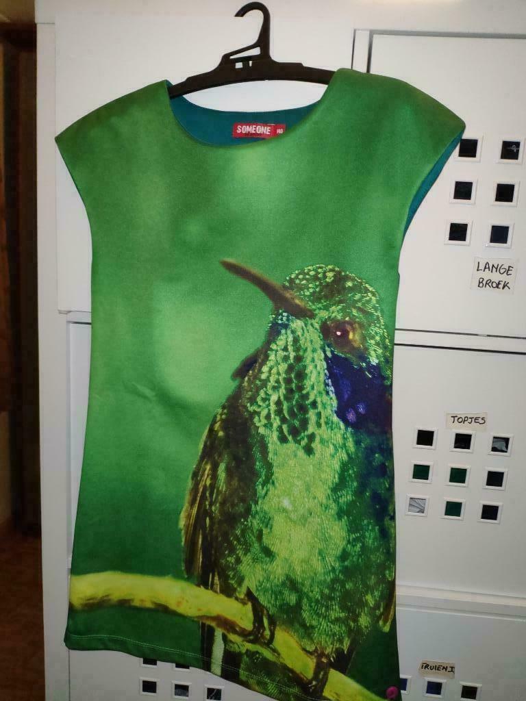 Mooi warm groen kleedje vogel kolibrie Someone 140 NIEUW, Meisje, Nieuw, Ophalen of Verzenden, Someone