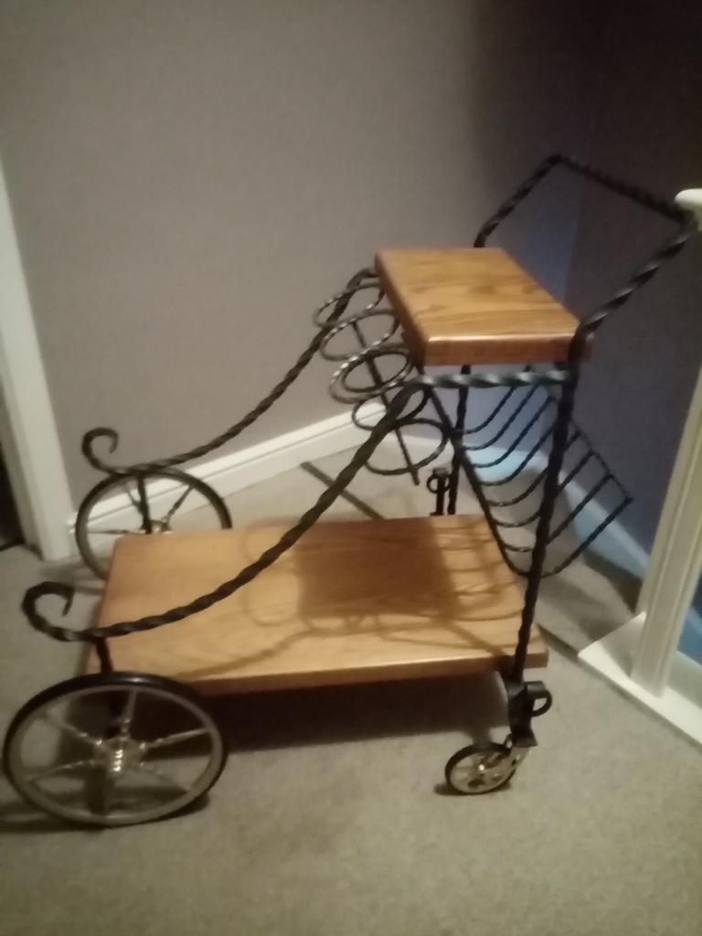 Table d'appoint/chariot avec journal et porte-bouteille, Enlèvement, Comme neuf