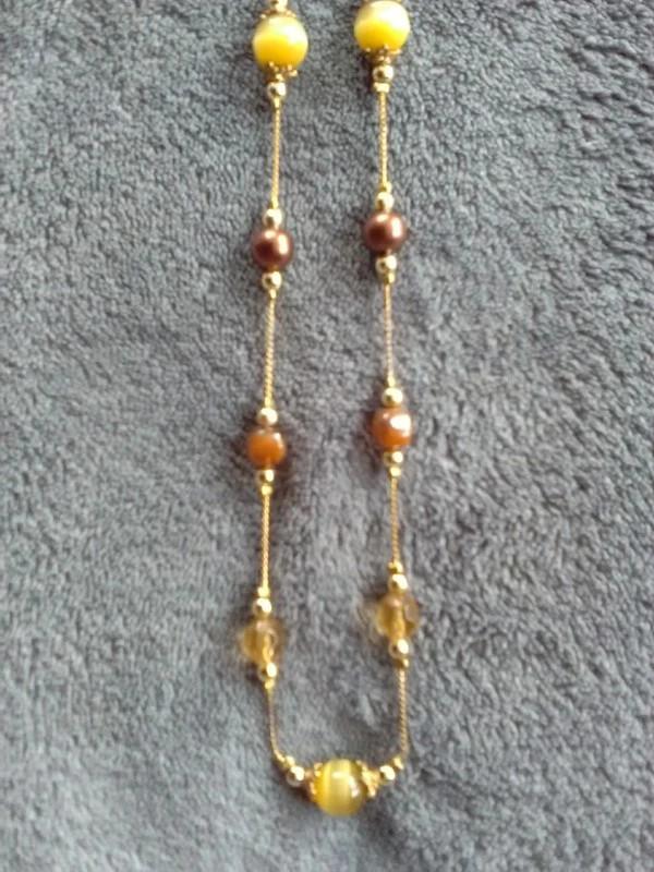 Collier avec perles bronze, brunes, jaunes 39 cm, Bijoux, Sacs & Beauté, Colliers, Enlèvement ou Envoi, Utilisé, Brun, Autres matériaux