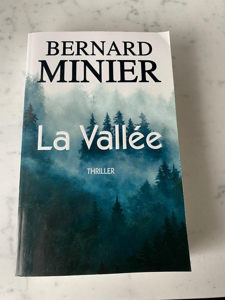 Bernard Minier - La Vallée, Boeken, Ophalen of Verzenden, Zo goed als nieuw, Bernard Minier