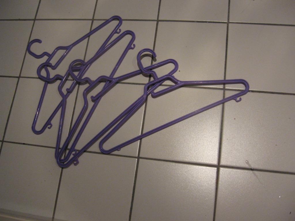 Quatre cintres de couleur mauve pour chambre d'enfants. Etat, Enlèvement ou Envoi, Comme neuf, Plastique, Enfants