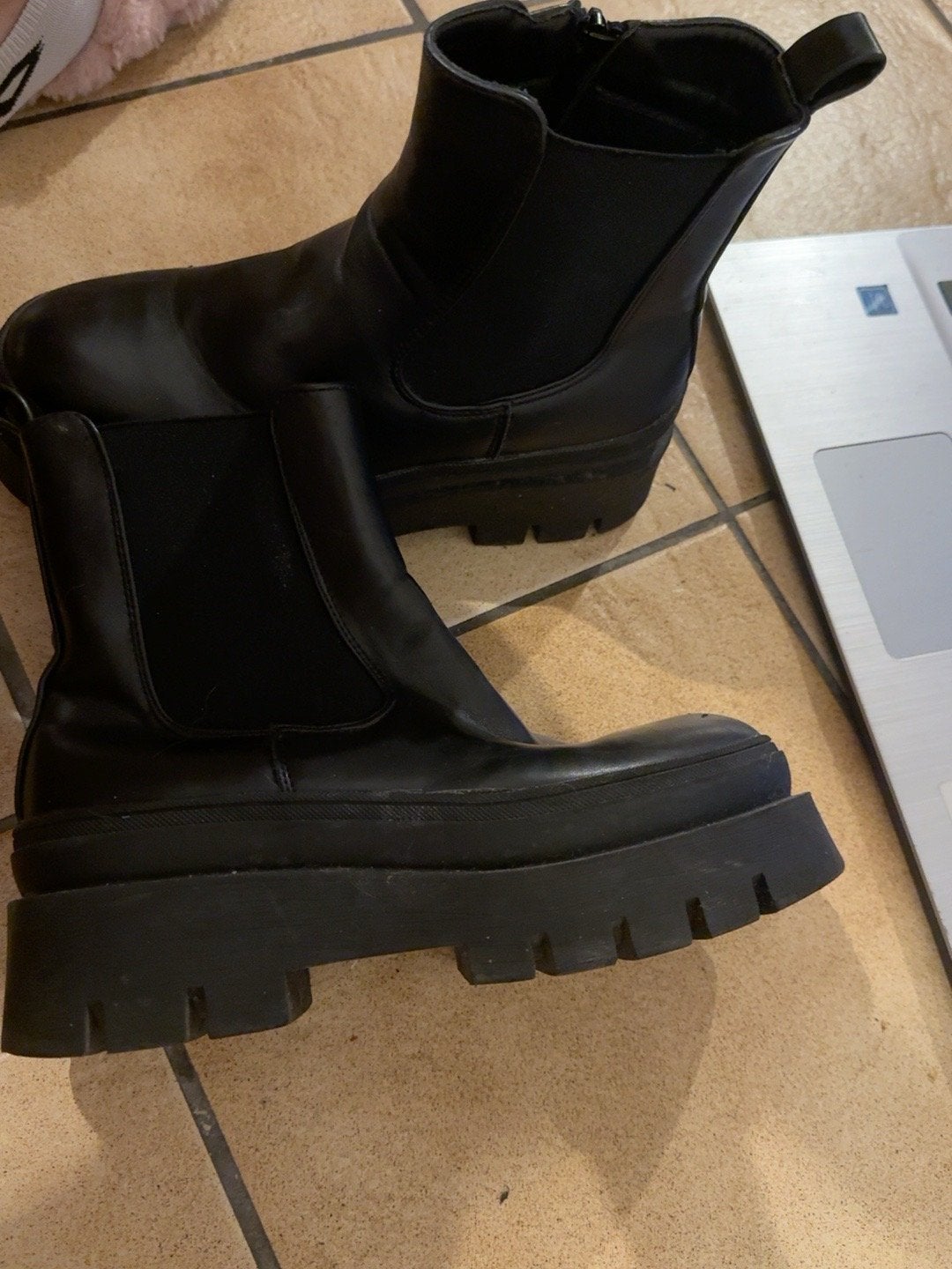 Bottines noires femme – taille 39 – semelle épaisse, Vêtements | Femmes, Enlèvement, Boots et Botinnes, Porté, Noir