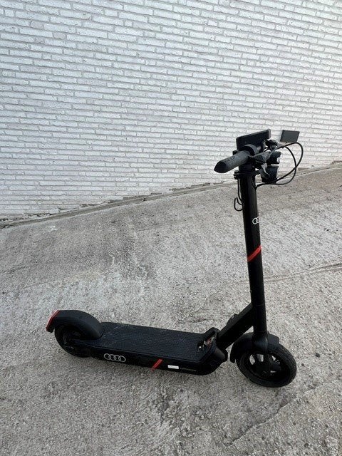 Audi Electric kick Scooter - Egret, Vélos & Vélomoteurs, Trottinettes, Enlèvement, Comme neuf, Step électrique (E-scooter), Segrit Segway