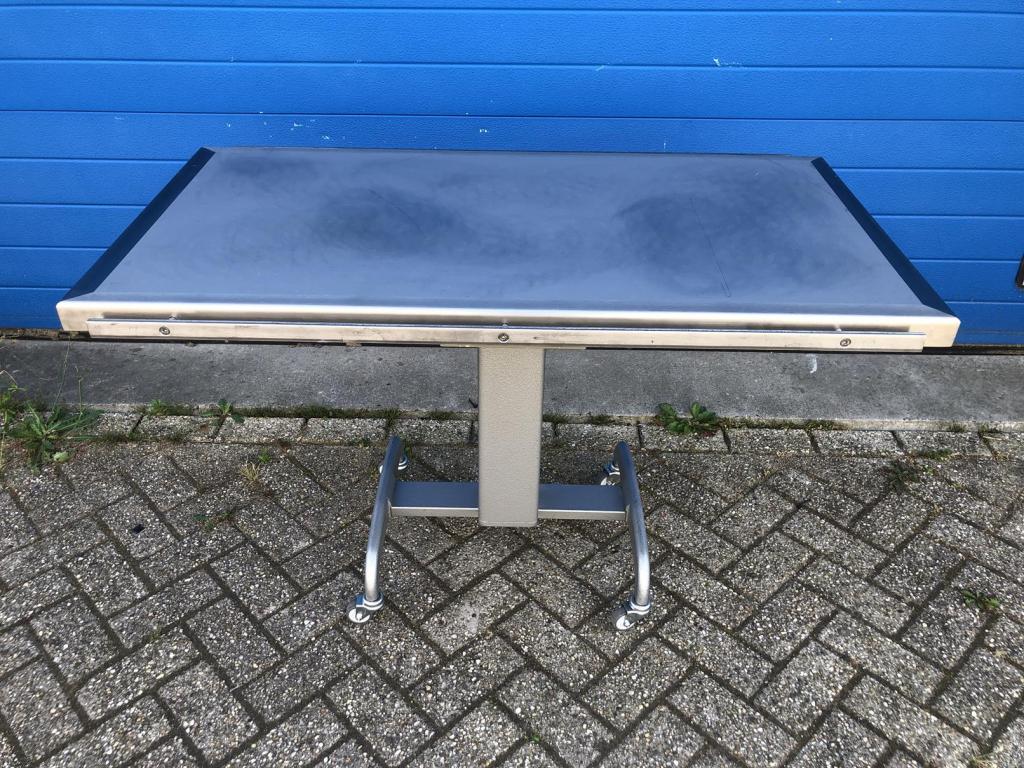 Veterinaire behandeltafel verrijdbaar met RVS blad