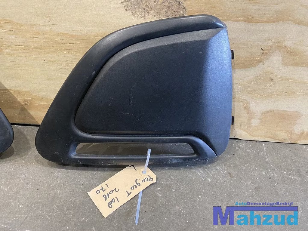 PEUGEOT 108 Links bumper rooster mistlamp afdekkap 814820H11, Auto-onderdelen, Taurusavenue 1
2132 LS  Hoofddorp, NL, Gebruikt