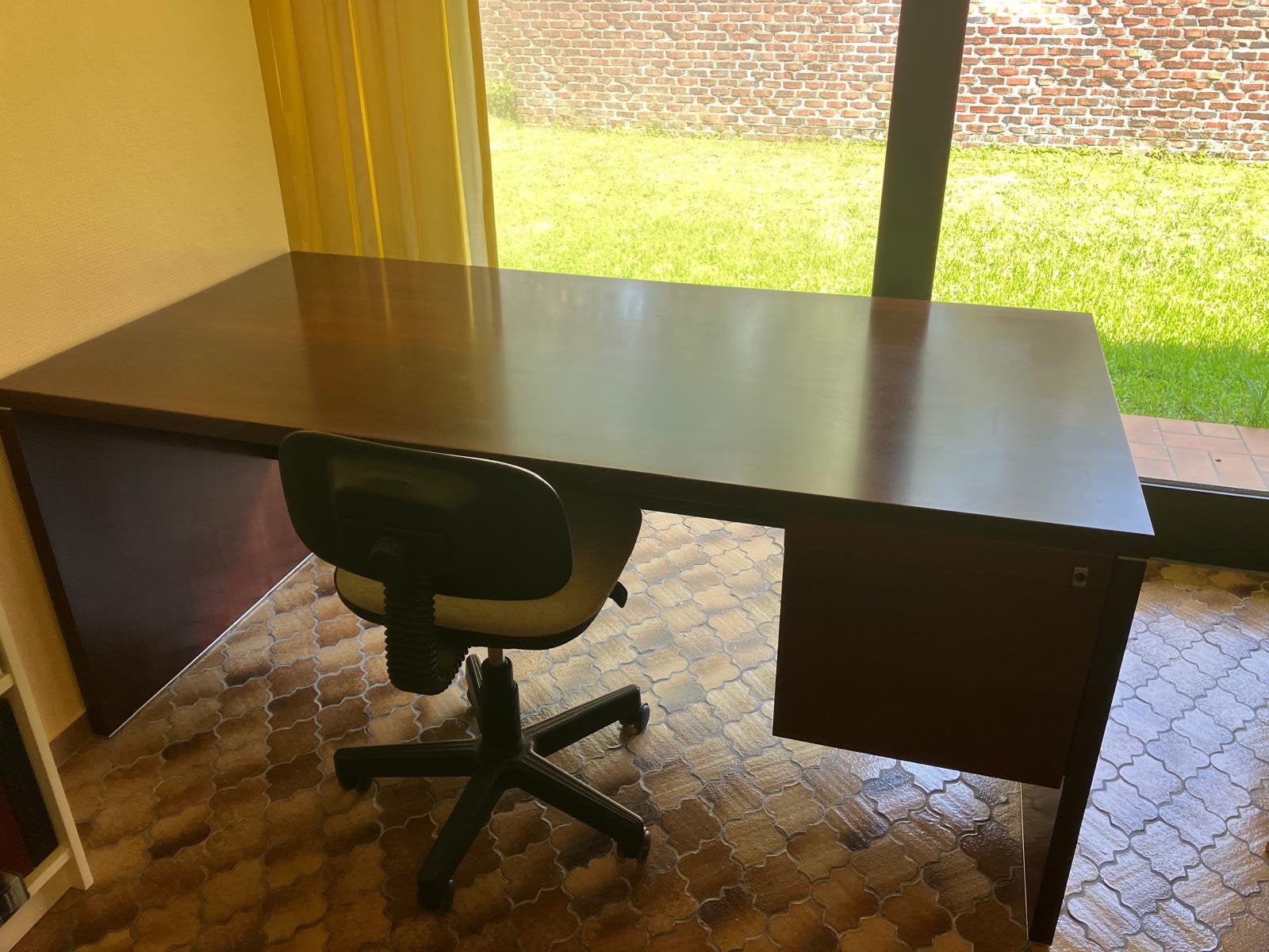 Ruim bureau in donkere houtlook, Huis en Inrichting, Bureaus, Ophalen, Zo goed als nieuw