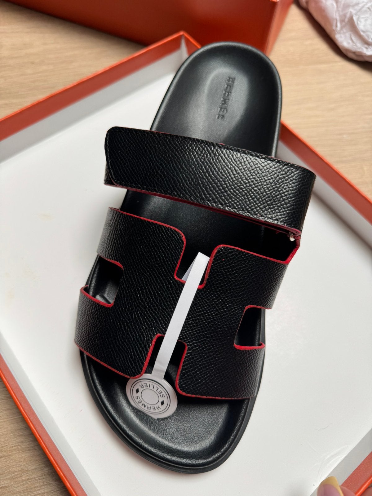 H slides black/red, Ophalen of Verzenden, Zo goed als nieuw, Slippers