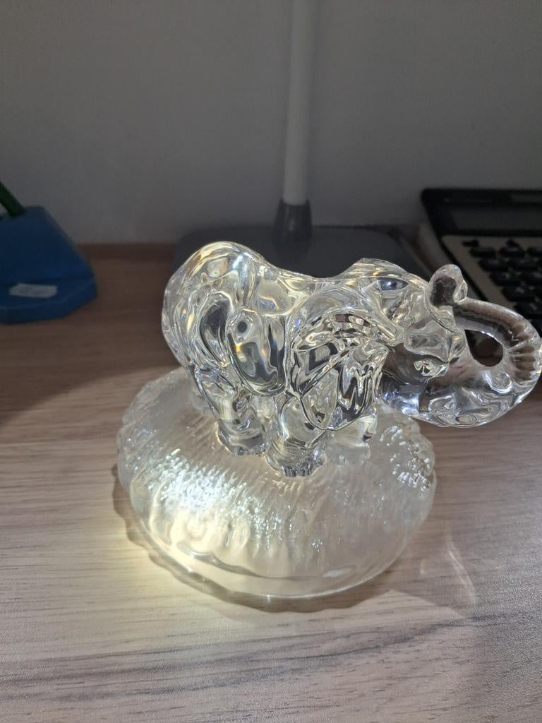 Olifant moeder met baby .kristal., Ophalen