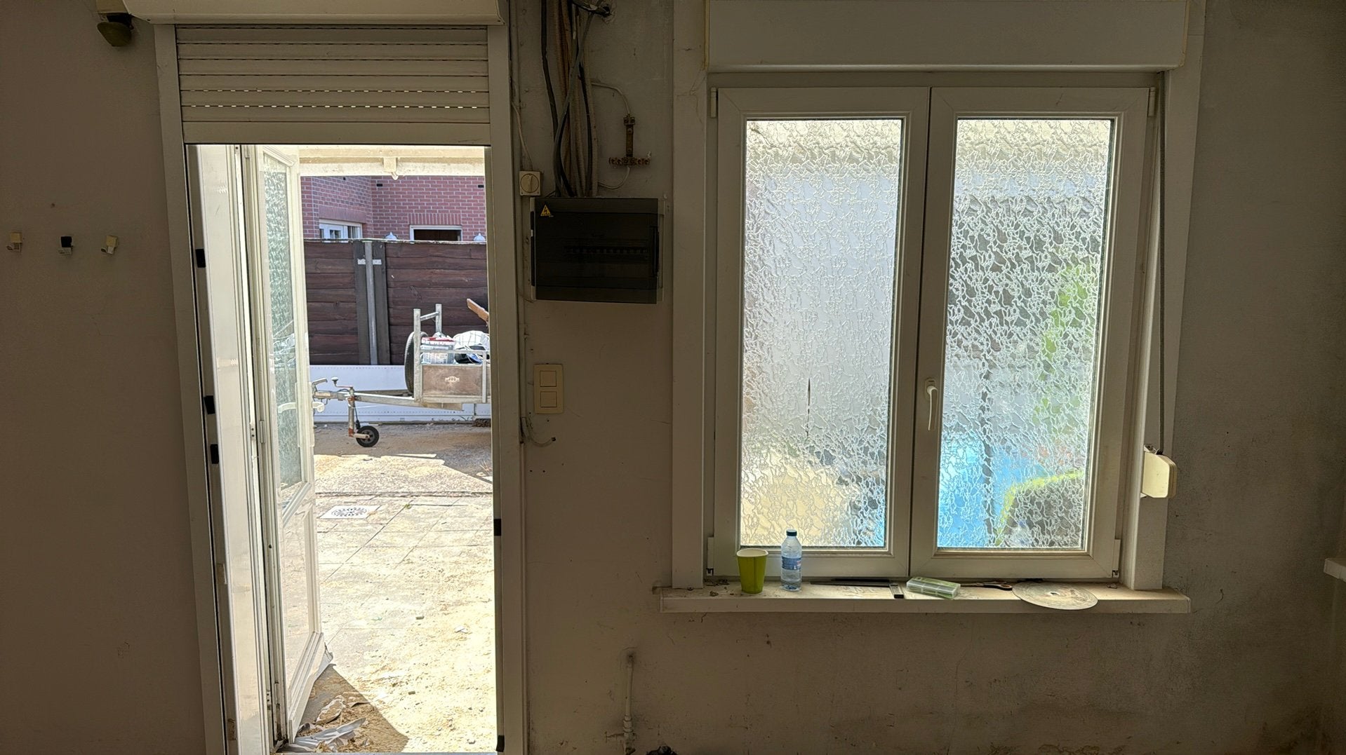 Pvc deur met slot, pvc raam en rolgordijn, Ophalen