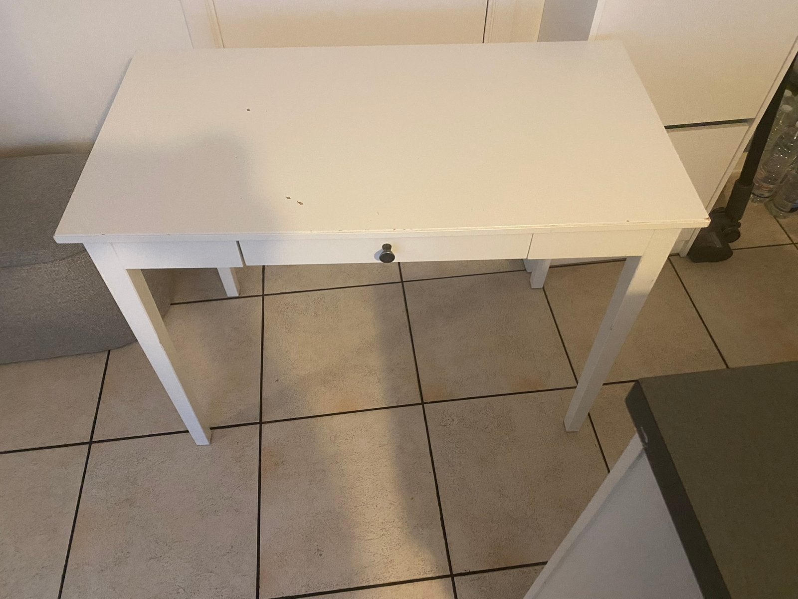 VENDS TABLE/BUREAU BON ETAT, Maison & Meubles, Bureaux, Utilisé, Bureau d'ordinateur, IKEA, Bois, Blanc, Démontable, Avec tiroirs