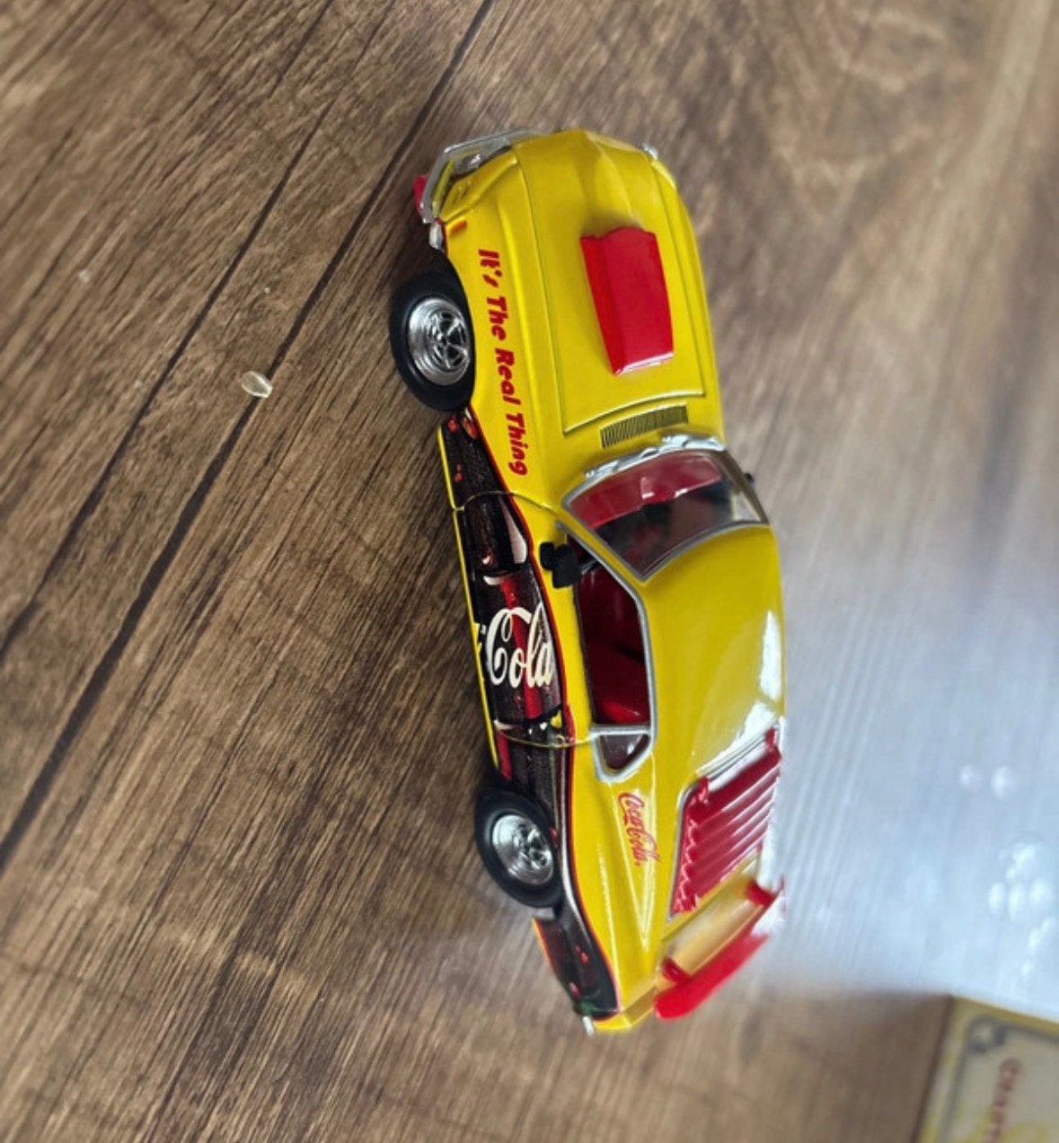 Mustang coca cola. 1/43. Matchbox dinky, Ophalen, Zo goed als nieuw
